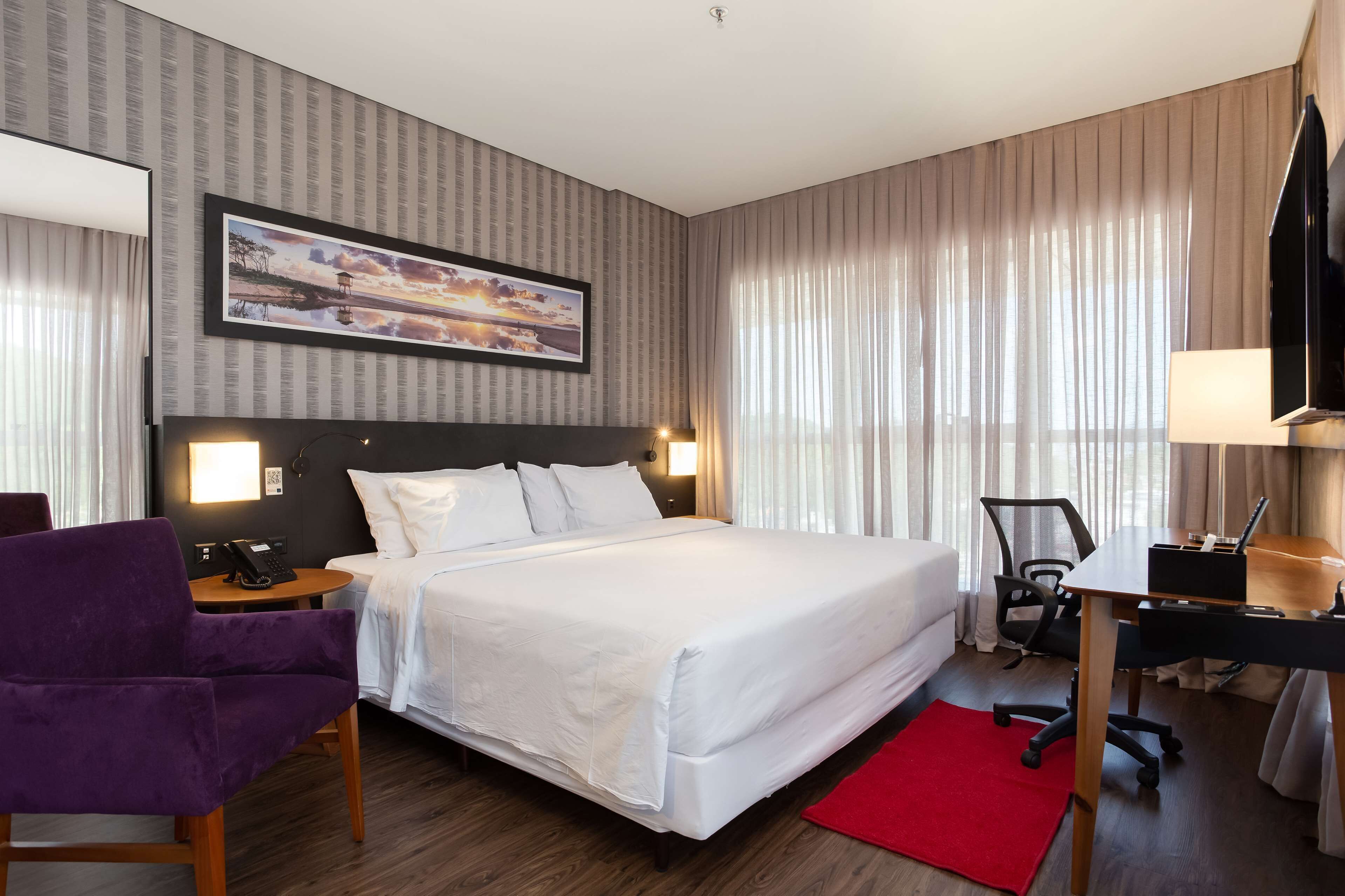 Minibar, coffres-forts dans les chambres, bureau, rideaux occultants