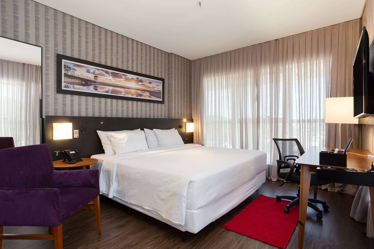 Minibar, coffres-forts dans les chambres, bureau, rideaux occultants