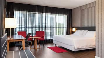 Deluxe Double Room | Minibar, in-room safe, desk, blackout drapes