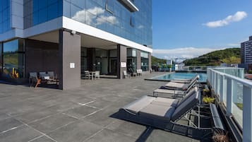 Piscina externa, funciona das 10h às 22h, espreguiçadeiras