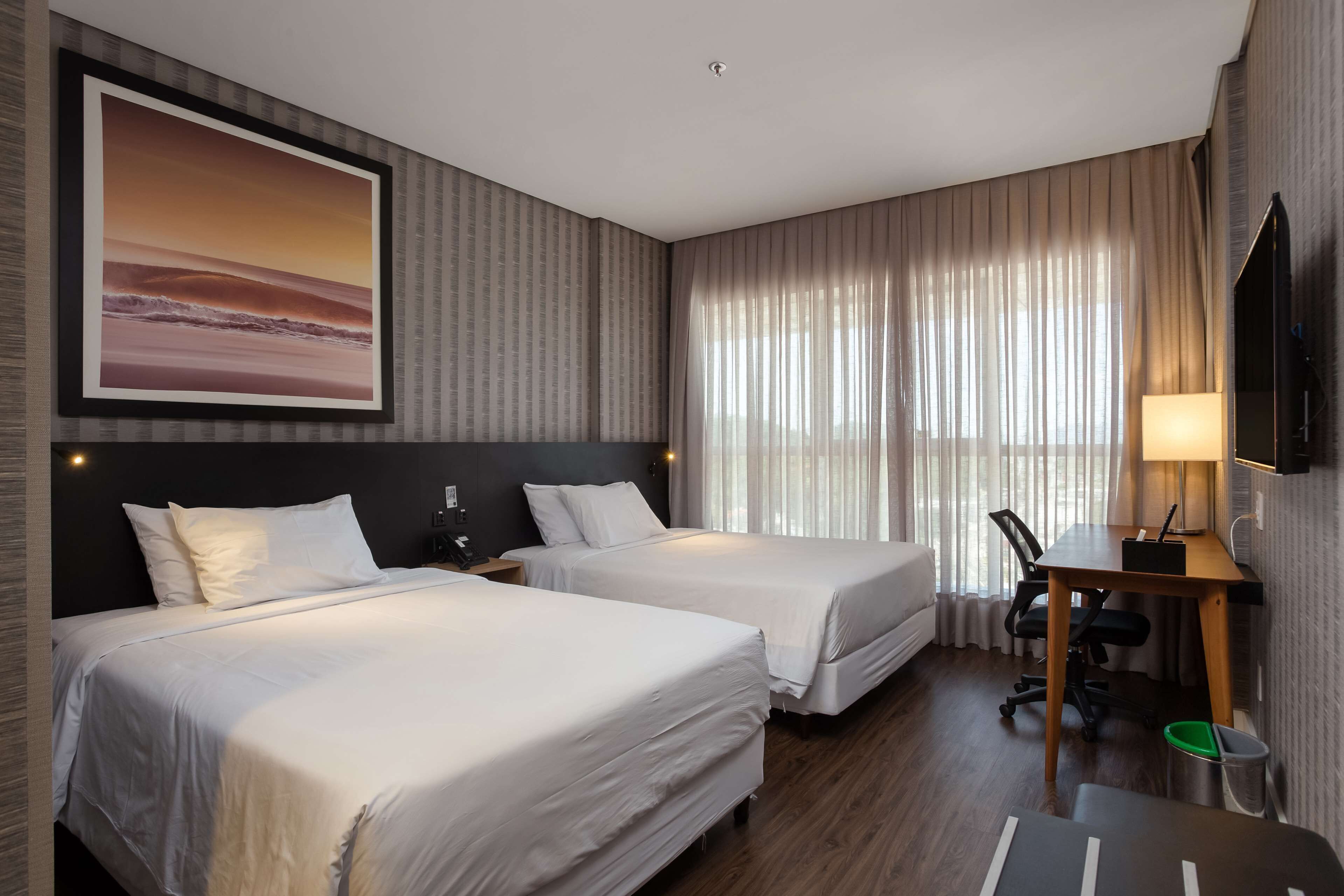 Minibar, coffres-forts dans les chambres, bureau, rideaux occultants