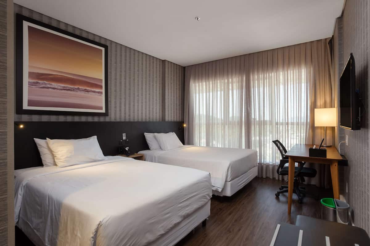 Minibar, coffres-forts dans les chambres, bureau, rideaux occultants