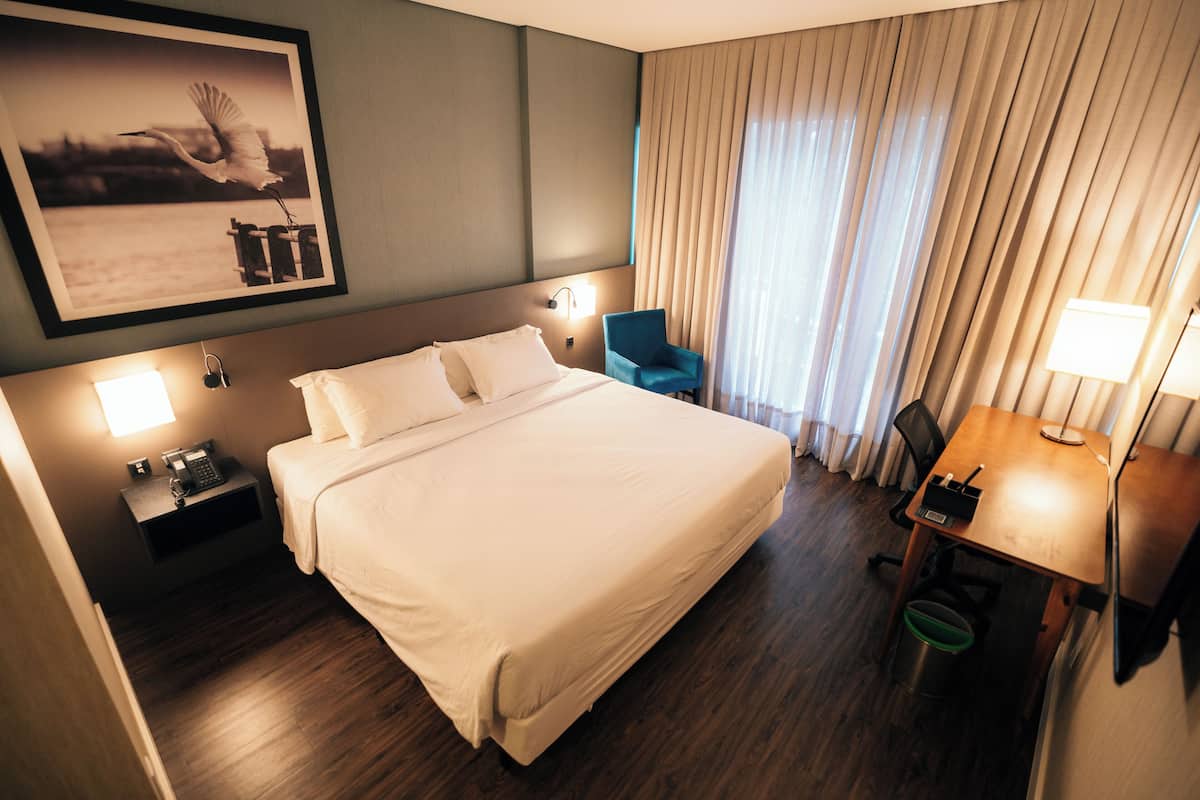 Superior Double Room | Bar mini, peti besi dalam bilik, meja, langsir/tirai gelap terus