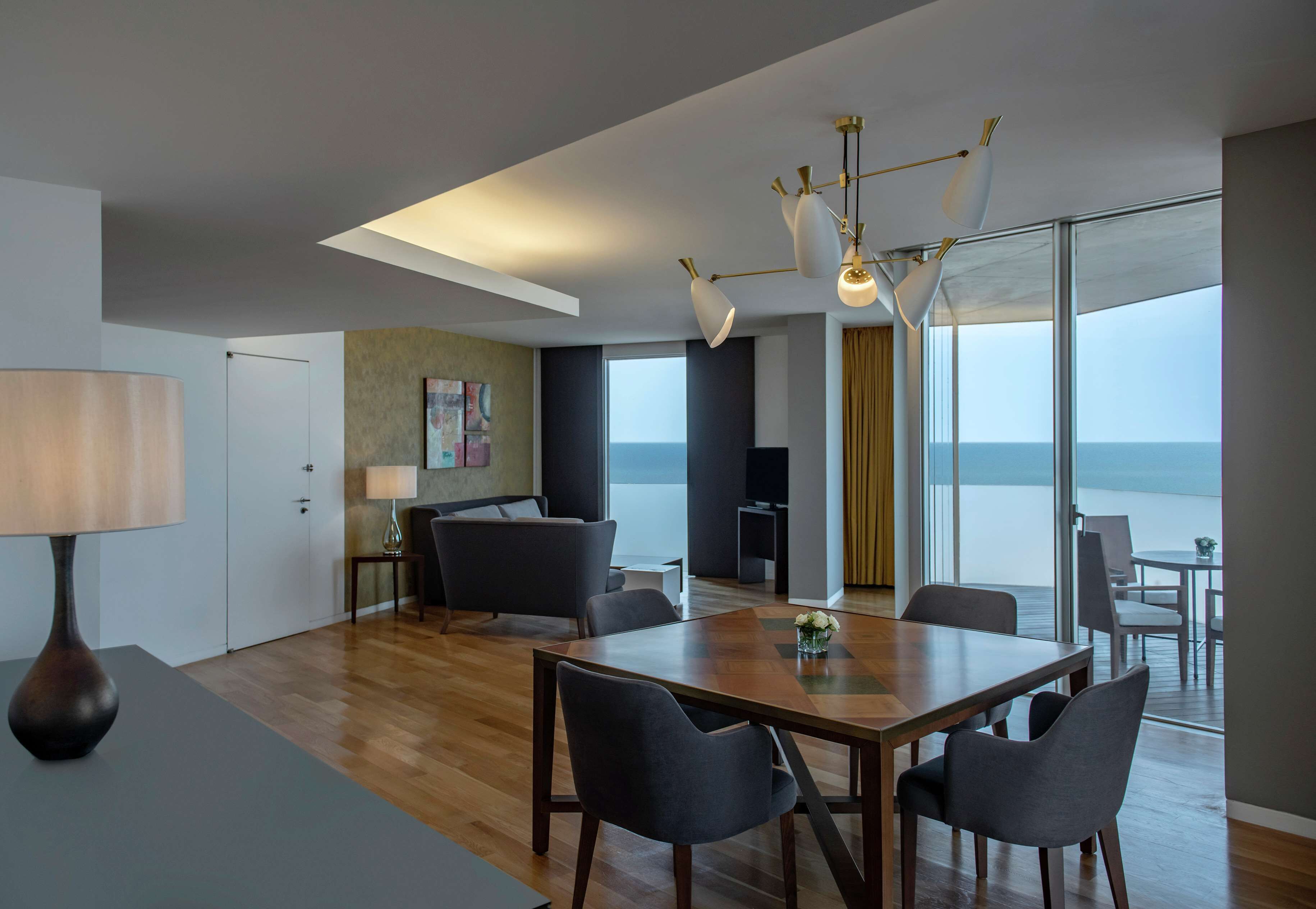 Suite presidencial, 1 cama de matrimonio grande | Zona de estar | Televisión de pantalla plana de 40 pulgadas con canales premium