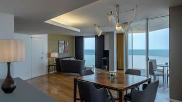 Suite presidencial, 1 cama de matrimonio grande | Zona de estar | Televisión de pantalla plana de 40 pulgadas con canales premium