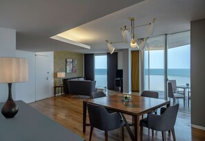 Presidential-Suite, 1 King-Bett | Wohnbereich | 40-Zoll-Flachbildfernseher mit Premium-TV-Sendern, Fernseher