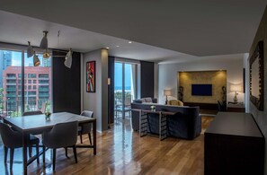 Bộ đồ giường cao cấp, minibar, két bảo mật tại phòng, bàn 
