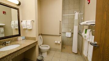 Estudio, 1 cama de matrimonio grande, accesible para personas con discapacidad (Roll-In Shower) | Baño | Ducha y bañera combinadas y bañera de agua termal