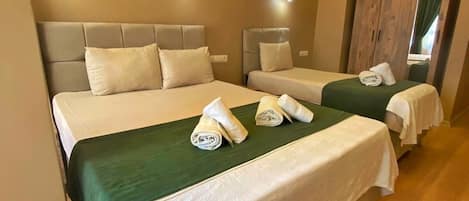 Deluxe Room | Desk, soundproofing, free WiFi
