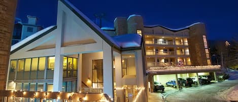 Departamento, varias camas | Vista frontal de la propiedad por la tarde o noche