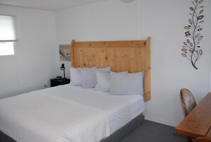 Tabla de planchar con plancha, wifi gratis y ropa de cama 