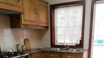 Familienhaus, 2 Schlafzimmer, Nichtraucher, Küche | Eigene Küche | Kühlschrank, Mikrowelle, Ofen, Herdplatte