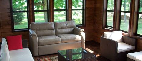 Een smart-tv, een open haard, een dvd-speler en tafelvoetbal