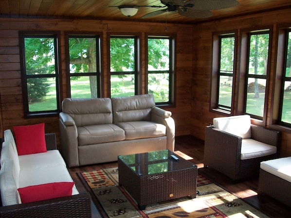 Smart TV, fireplace, DVD player, foosball - Spacious newly remodeled pet-friendly home (St Germain)