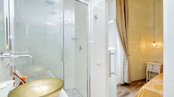 Douche, douche à « effet pluie », sèche-cheveux, peignoirs