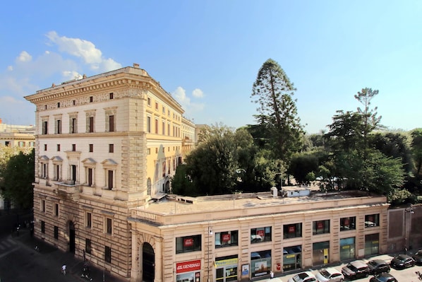 Minibar, coffres-forts dans les chambres, décoration personnalisée