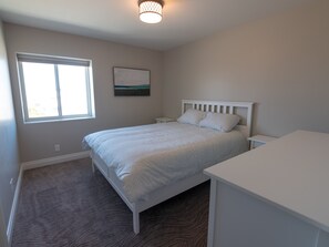 3 chambres, fer et planche à repasser, lit de bébé portatif