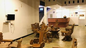 Un lobby espacioso con muebles de madera rústica y una escalera moderna.
