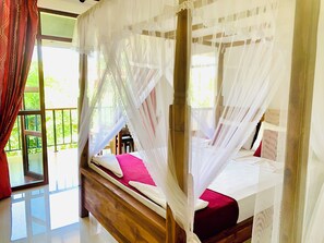 Deluxe Triple Room with Balcony | Garden view - Green Hut Nature Resort (Sigiriya)