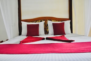 Standaard tweepersoonskamer | 7 slaapkamers, individueel gedecoreerd, een bureau, geluiddichte muren