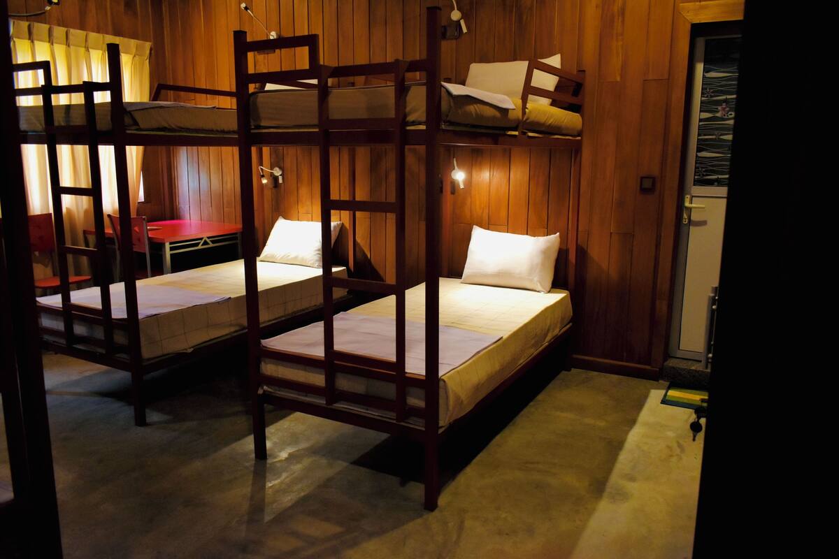 Family Room with 4 Bunk Beds | 7 間臥室、記憶床墊、書桌、隔音