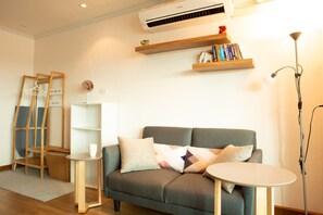 TV, books, video library - Lovely, Cosy and Bright Studio on Nimman rd. w. computer desk & Panoramic view ! (Tambon Su Thep)