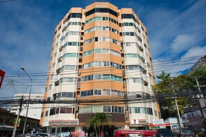 Exterior - Lovely, Cosy and Bright Studio on Nimman rd. w. computer desk & Panoramic view ! (Tambon Su Thep)