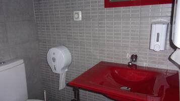 Duschwanne, Bidet, Handtücher