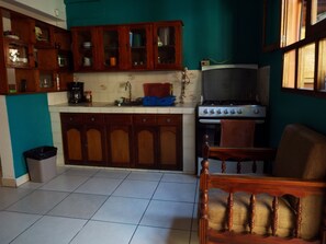 Cafetière/bouilloire, batterie de cuisine, vaisselle et ustensiles