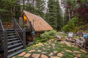 Terrace/patio - Wee Cottage- Unparalleled Charm, Tiny House, Enchanting Setting, Hot Tub (Sundance)