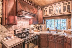 Fridge, microwave, oven, stovetop - Wee Cottage- Unparalleled Charm, Tiny House, Enchanting Setting, Hot Tub (Sundance)