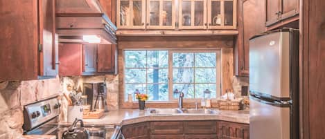 Kjøleskap, mikrobølgeovn, ovn og kokeplater