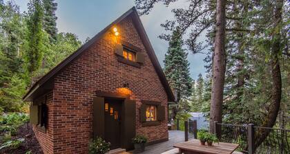Wee Cottage- Unparalleled Charm, Tiny House, Enchanting Setting, Hot Tub