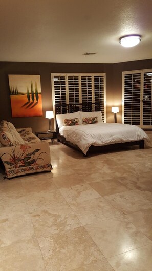 4 habitaciones, escritorio y tabla de planchar con plancha 