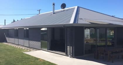 Modern 4 bedroom holiday home. Unlimited wifi