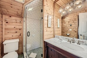 House, 3 Bedrooms | Bathroom | Hair dryer, towels, shampoo