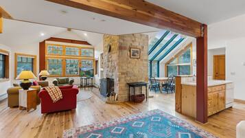 Een televisie, een open haard en een dvd-speler