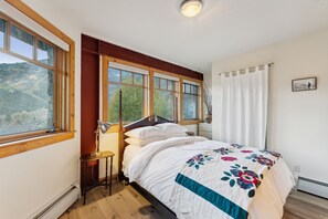 5 bedrooms, iron/ironing board, free WiFi, bed sheets