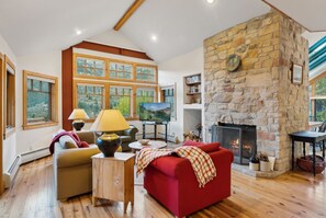 TV, fireplace, DVD player - PANORAMIC VIEWS - Hot Tub - 4 Bedroom Mountain Home (Sundance)