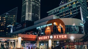 Ein modernes Gebäude mit einem gut sichtbaren Schild für "Whisky River".