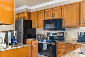 Kylskåp, mikrovågsugn, ugn och spishäll