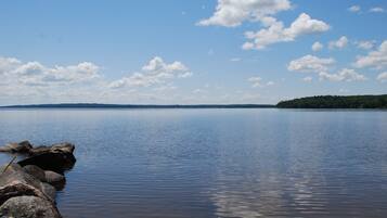 PĂ„ stranden och solstolar