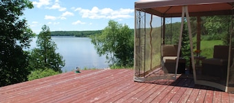 Cozy & Pet-friendly Lakefront Cottage
