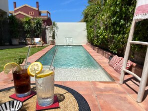 Een binnenzwembad, een buitenzwembad