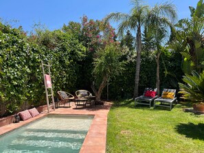 Een binnenzwembad, een buitenzwembad