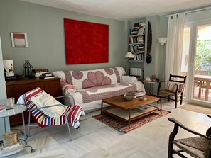 Smart-TV, Kamin, DVD-Player, Bücher