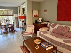 Smart-TV, Kamin, DVD-Player, Bücher