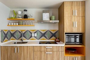 Køleskab, mikrobølgeovn, ovn, kogeplade