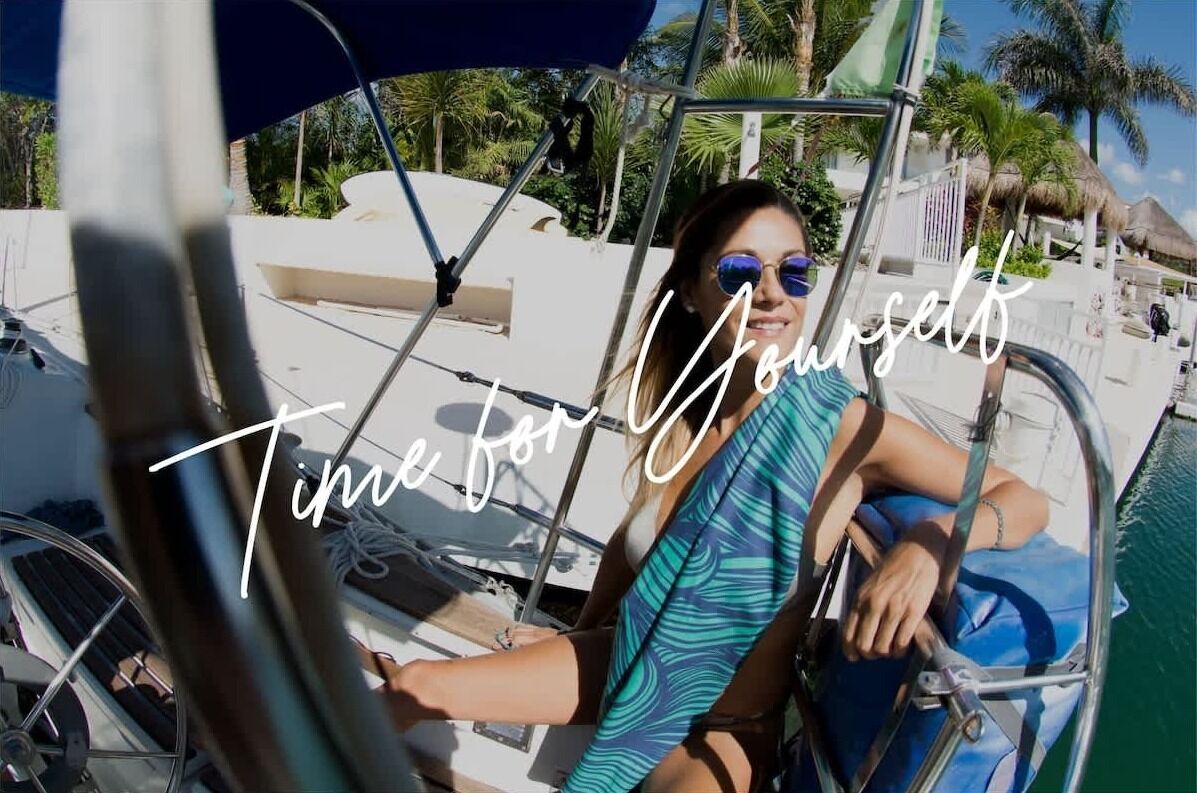 Uma pessoa em um barco com toldo, cercada por palmeiras e uma piscina.