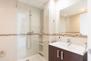 Shower, hair dryer, towels, soap - "La casa de las Artes" Spacious contemporary apartment in the heart of Málaga (Málaga)